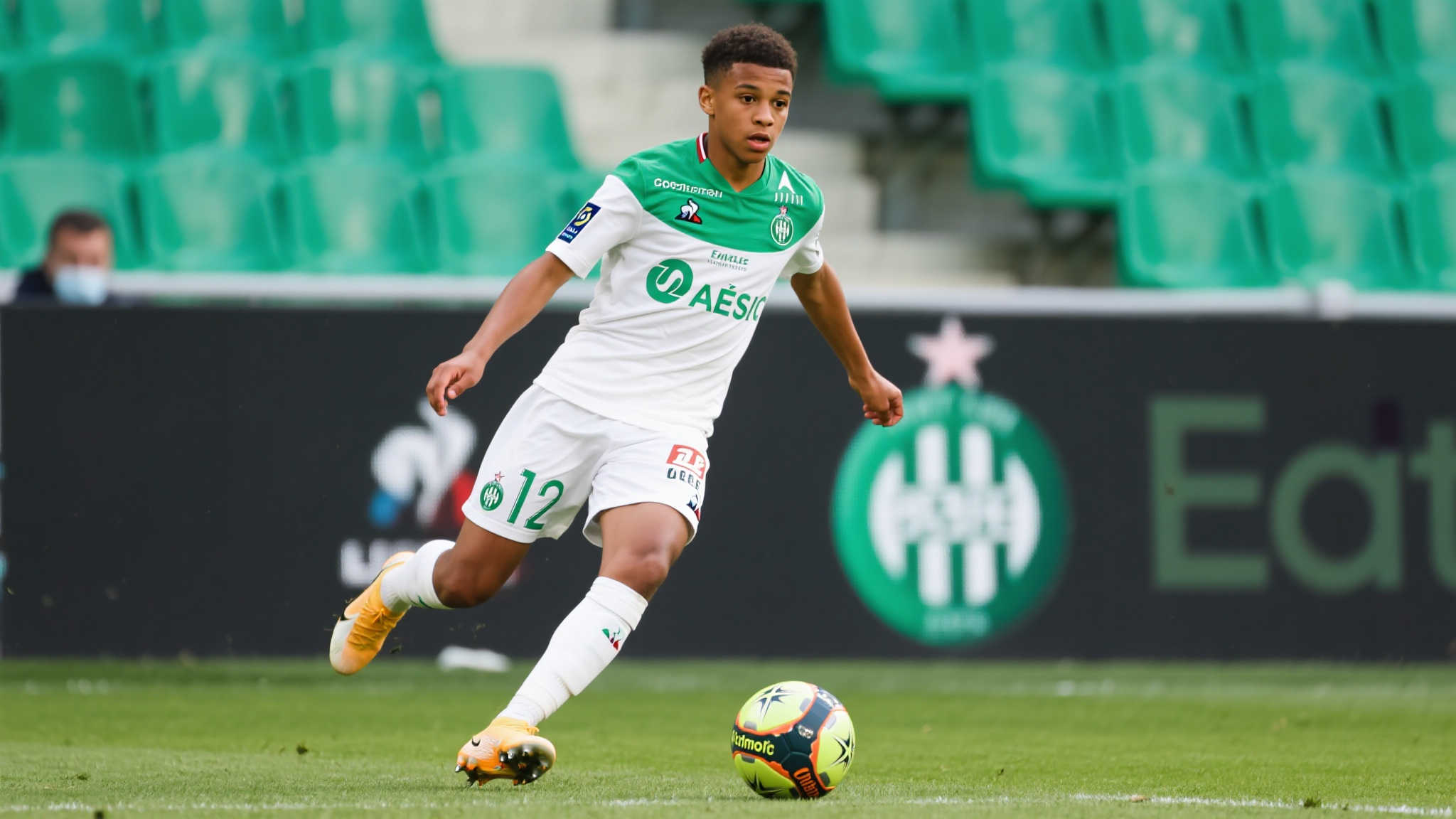 法国媒体曝国米等球队瞄准圣埃蒂安潜力新星保罗-埃马尔 出生于2005年的保罗·埃马尔自从进入职业赛场以来